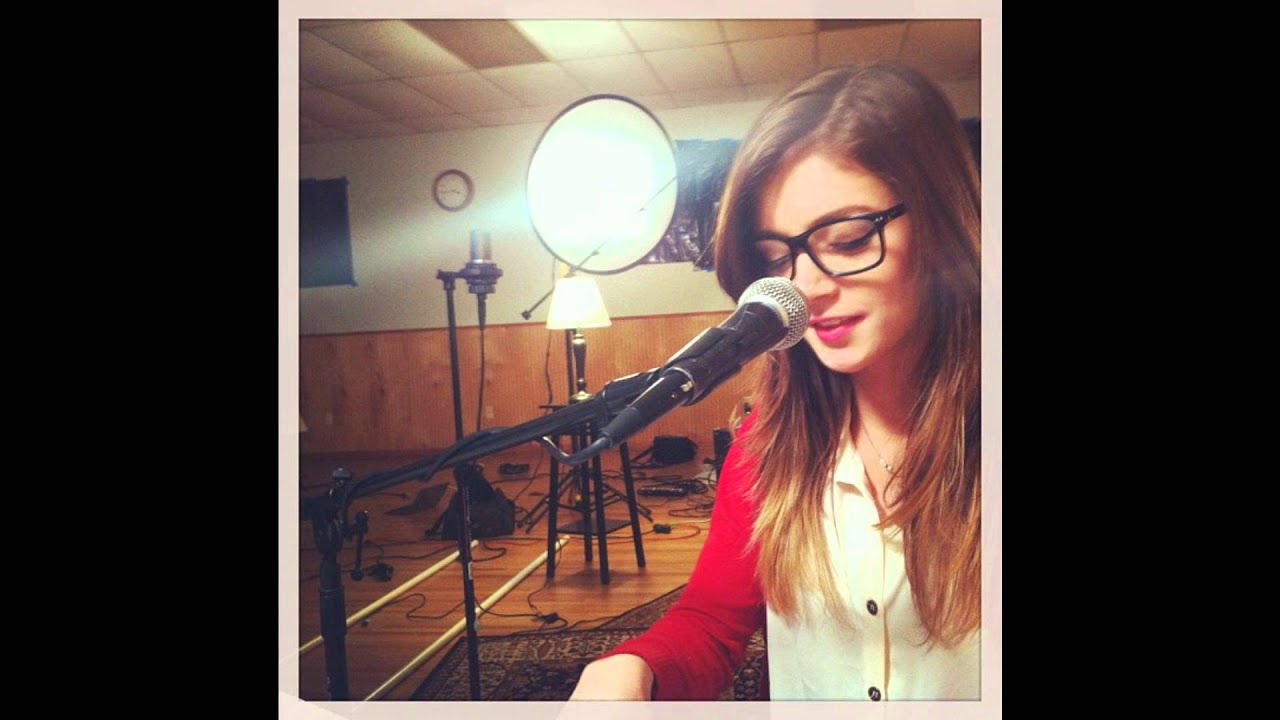 Chrissy Costanza Wear Glasses - HD Wallpaper 