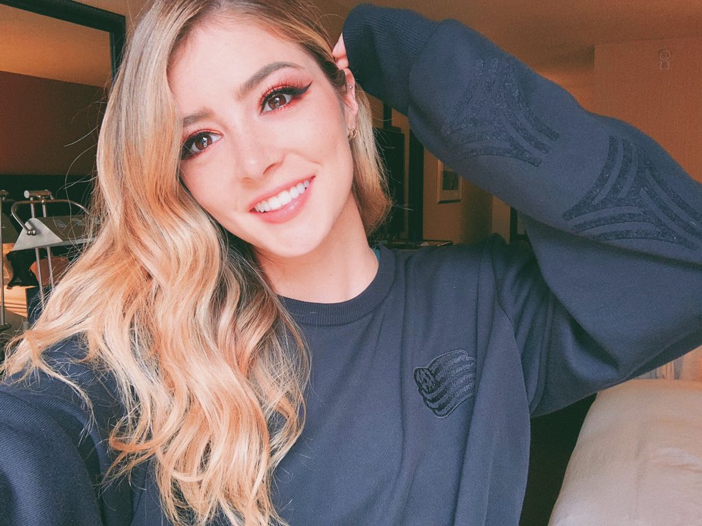 Chrissy Costanza With Fans - HD Wallpaper 