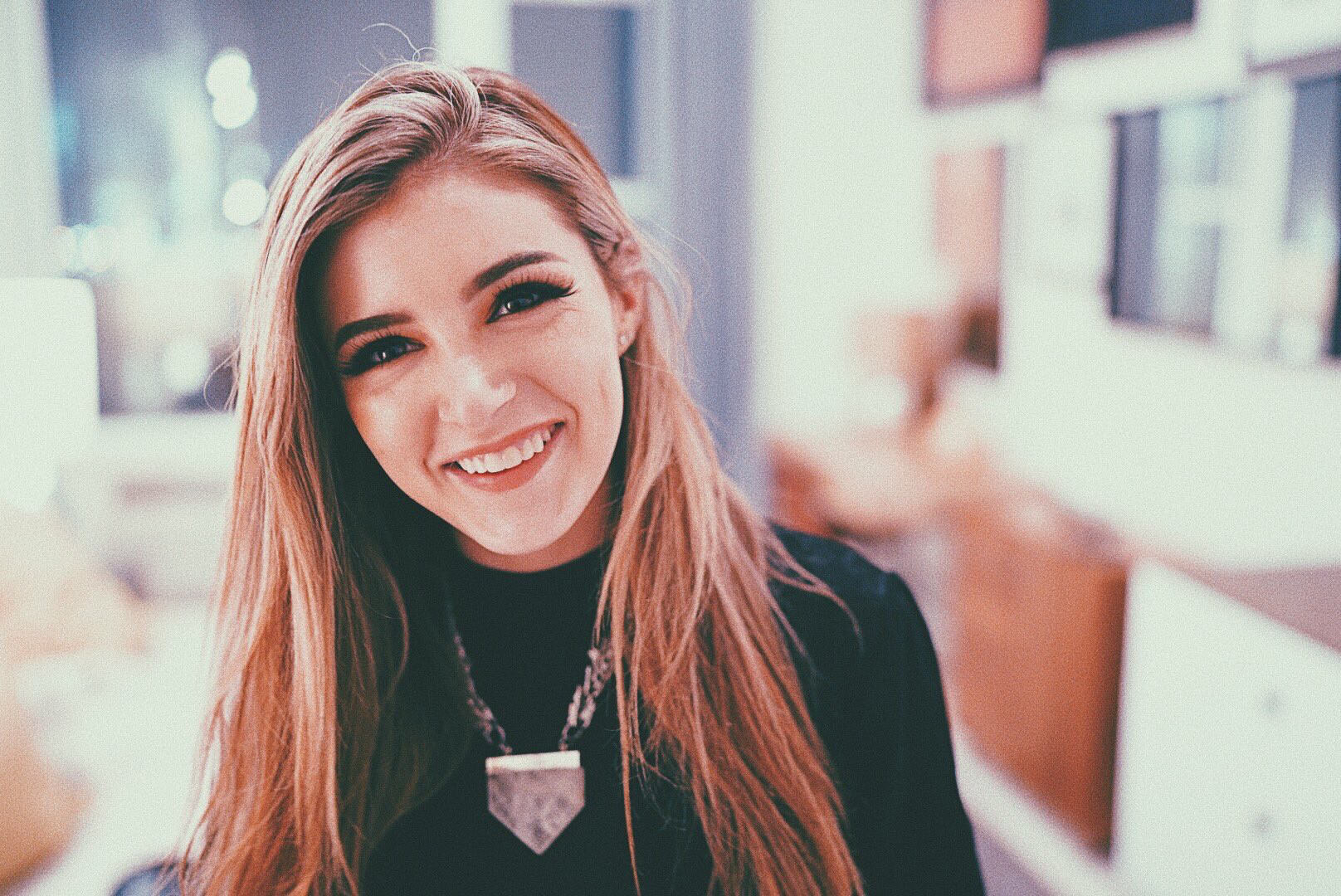 Chrissy Costanza Smile - HD Wallpaper 