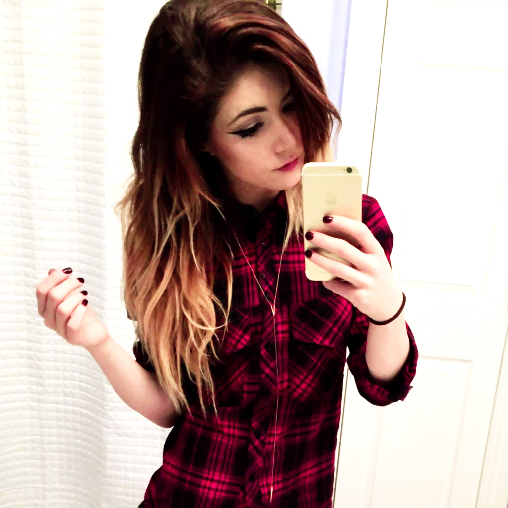 Fashion Girl Mirror Selfie - 1024x1024 Wallpaper Fashion Girl Mirror Selfie - 1024x1024 Wallpaper