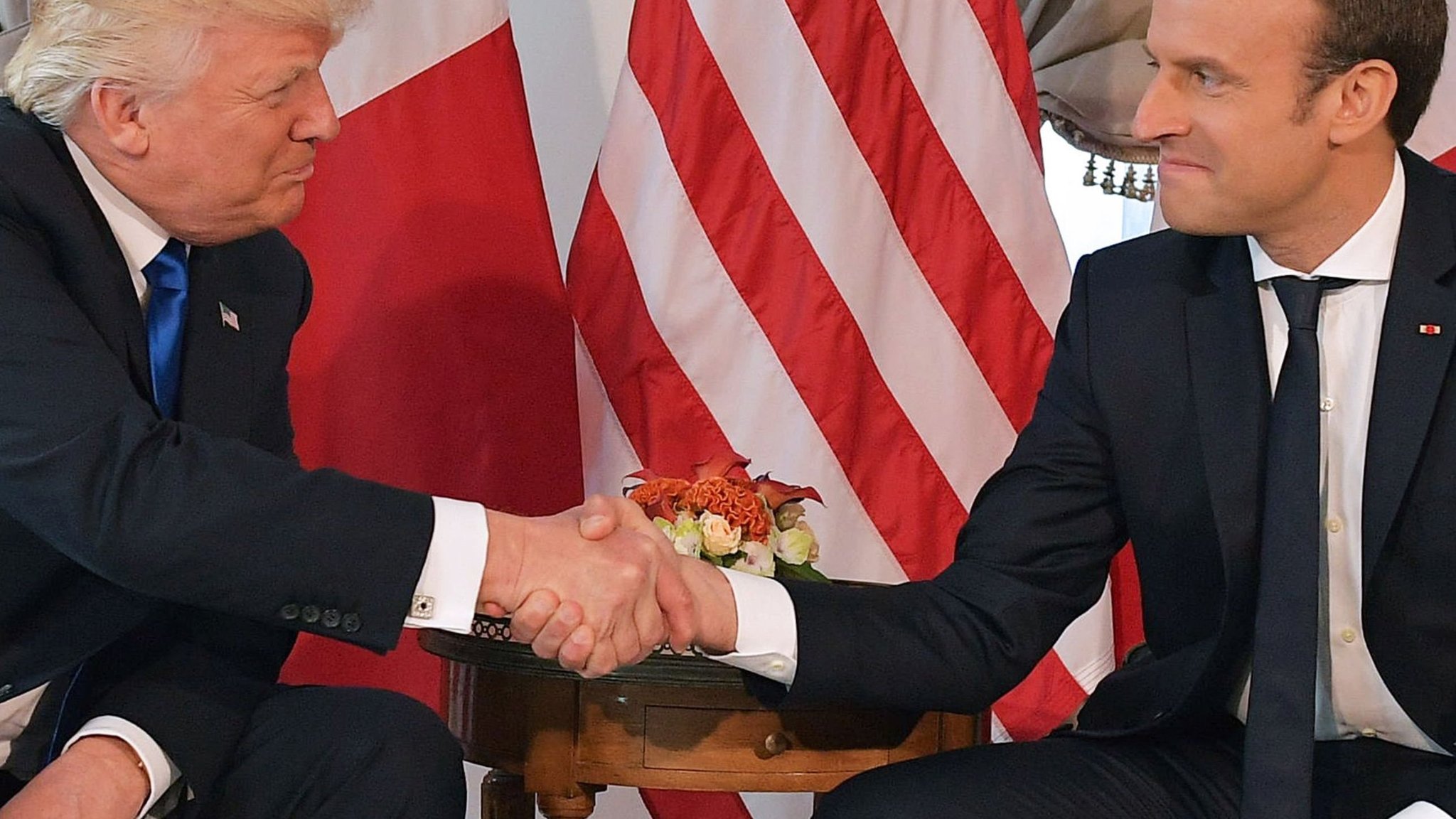 Poignée De Main Trump Macron - HD Wallpaper 