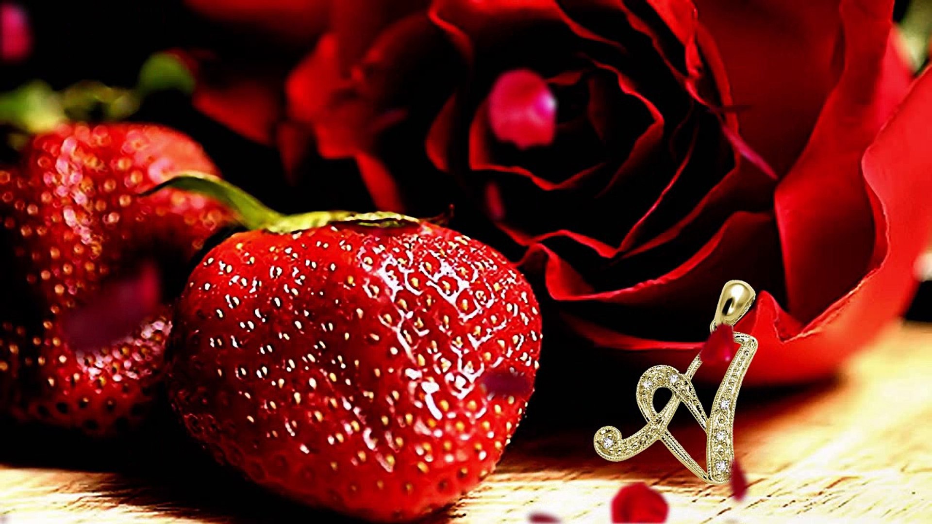 Red Roses And Strawberry - HD Wallpaper 