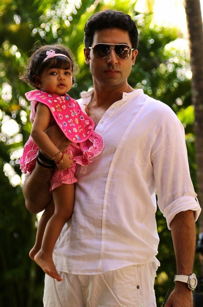 Abhishek Bachchan And Aaradhya - HD Wallpaper 