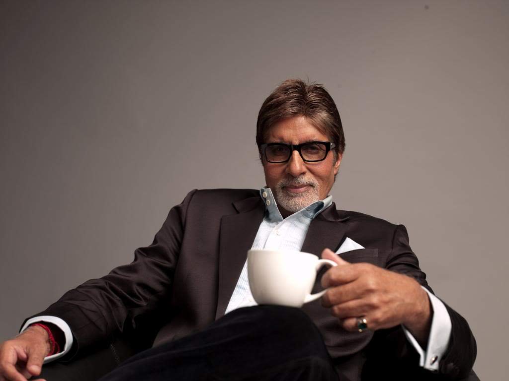 Best Poster Film Star Amitabh Bachchan Taking Tea Motivational - Govinda And Amitabh Bachchan - HD Wallpaper 