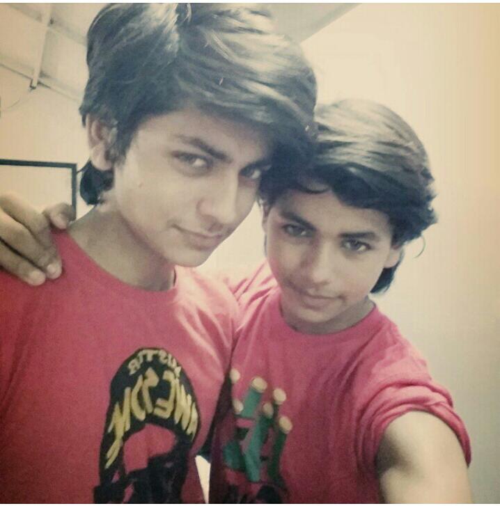 Siddharth Nigam And Is Brothers - 718x727 Wallpaper 