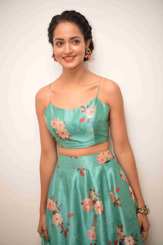 Shanvi Srivastava Photos - Shanvi Srivastava Hot Dress - HD Wallpaper 