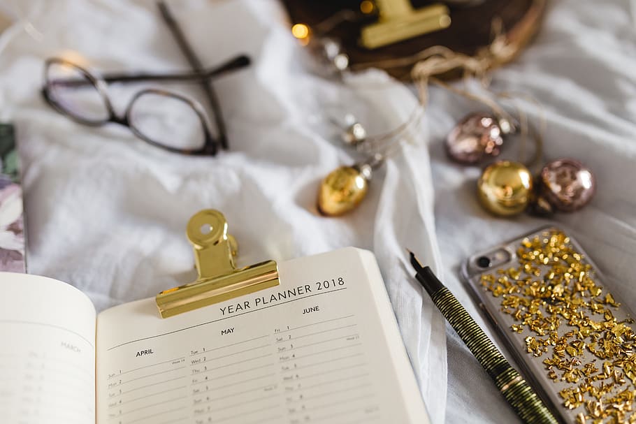 Starting Work From Bed, Notebook, Books, Calendar, - Paper - HD Wallpaper 