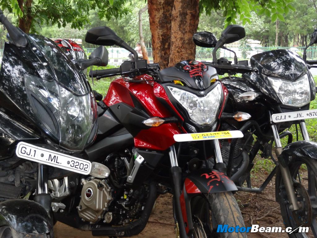 Pulsar 200 Ns Vs P220 - Pulsar 200 Vs Pulsar 220 - HD Wallpaper 