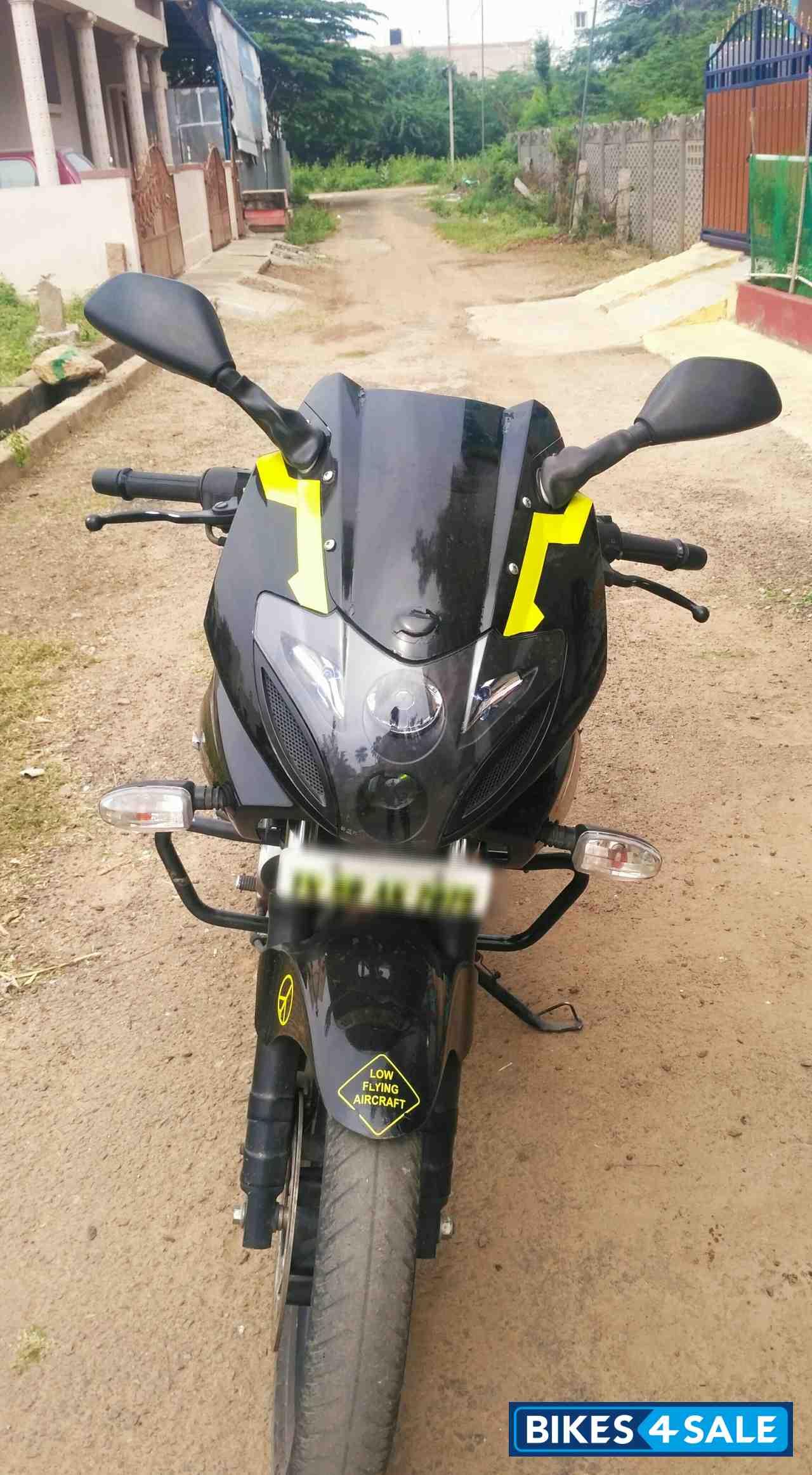 Black Bajaj Pulsar 220f - Moped - HD Wallpaper 