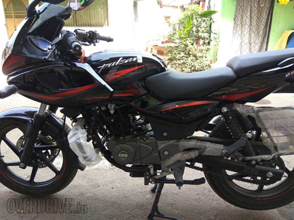 Пульсар 7. Bajaj pulsar 220f. баджадж пульсар 220. bajaj pulsar 220f streetfighter. наклейки bajaj pulsar 180.