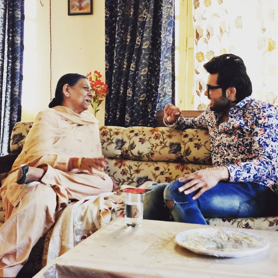 Sitting - HD Wallpaper 