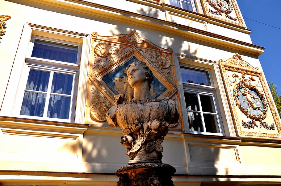 Female Bust, Pecs, Mta Headquarters, Architecture, - Sculpture - HD Wallpaper 