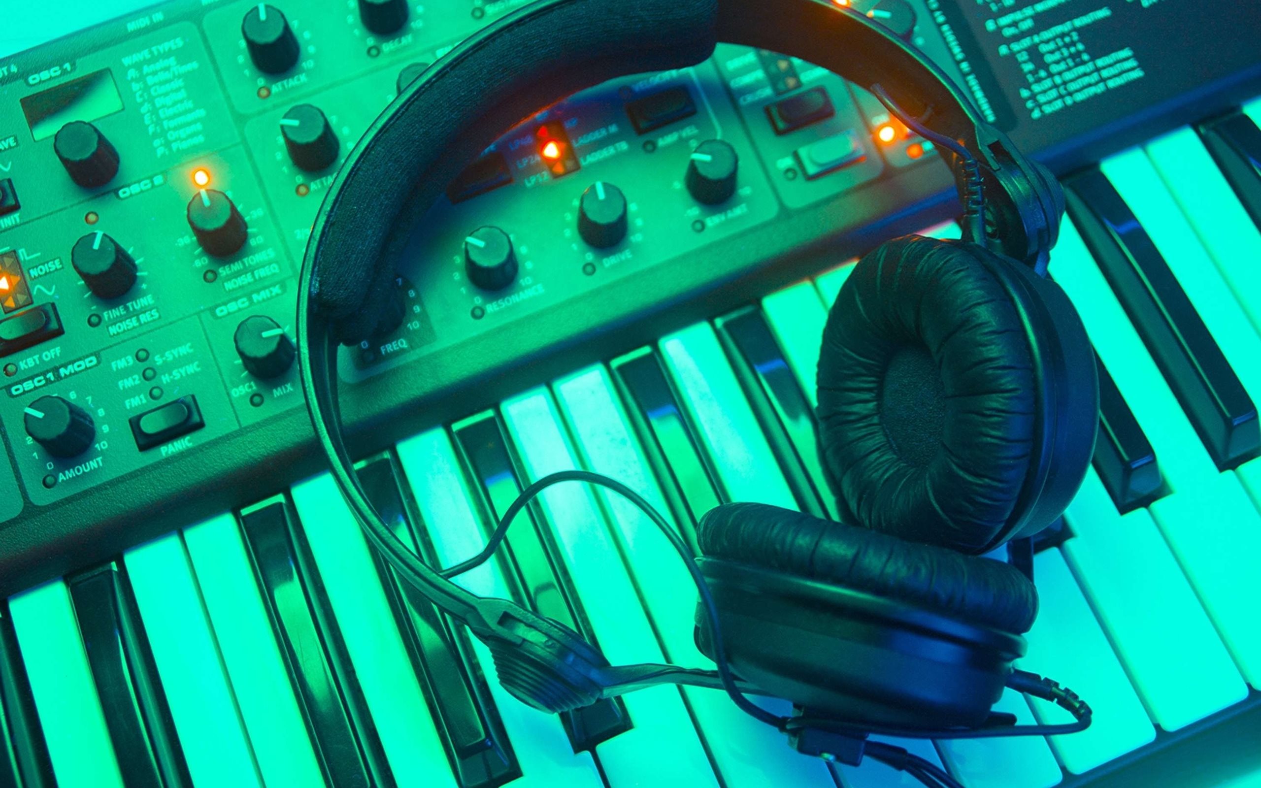 Headphones On The Piano, Synthesizer, Electronic Musical - Teclado Musical Fondo De Pantalla - HD Wallpaper 