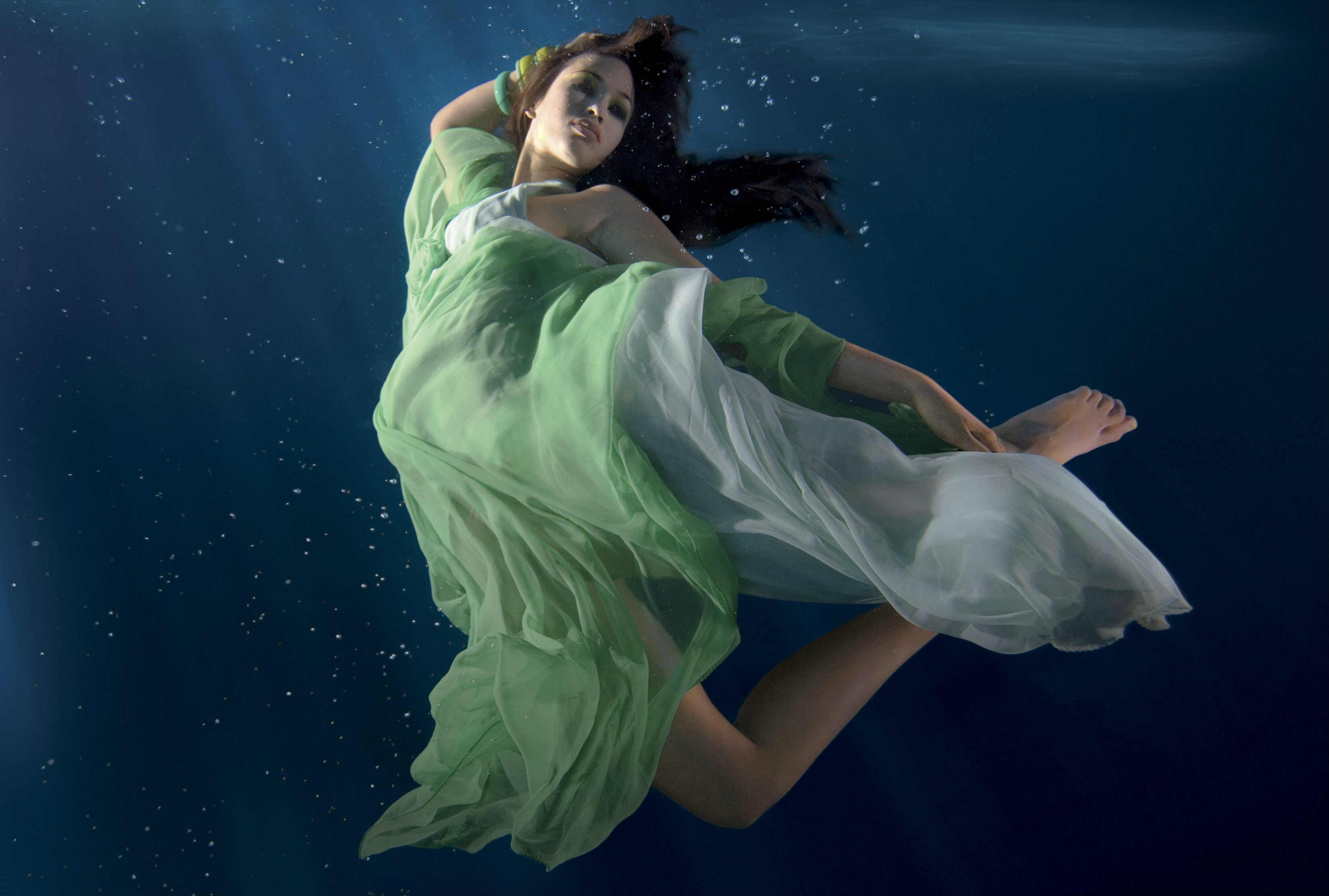 Underwater Fashion Photography - HD Wallpaper 