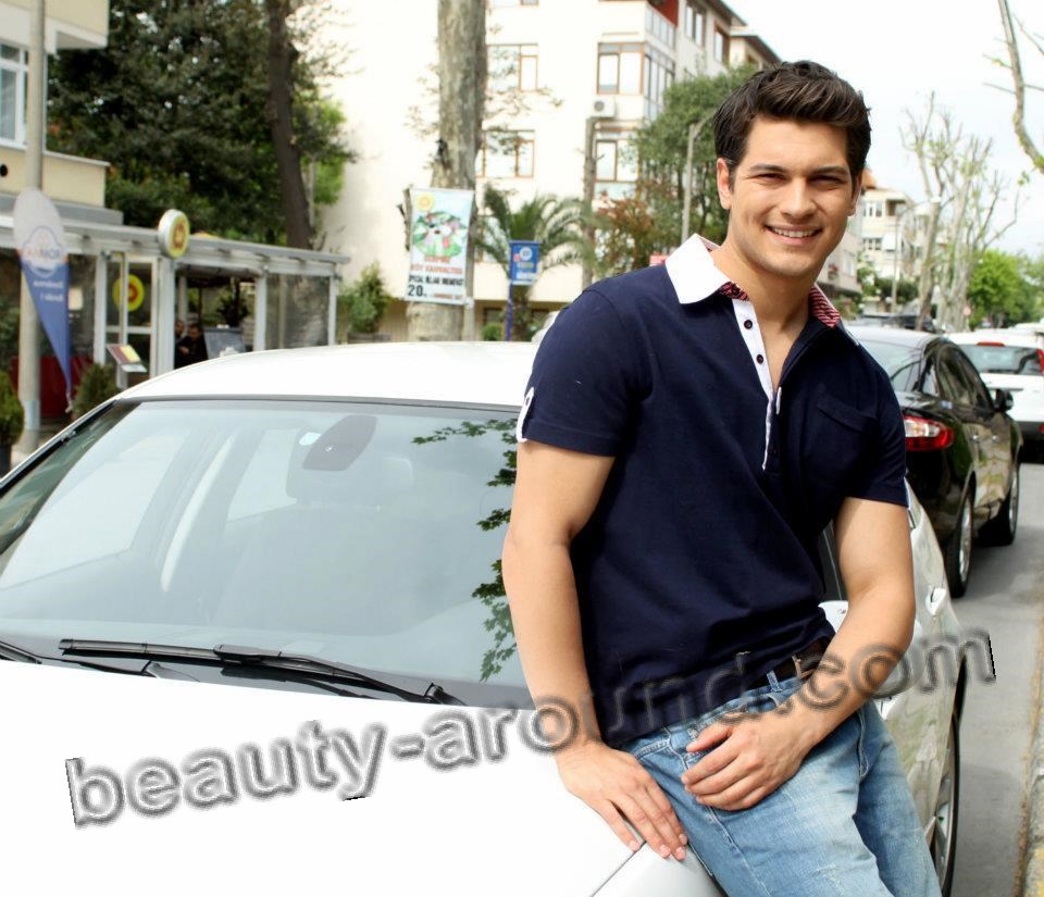 Чагатай Улусой В Реальной Жизни Фото - Cagatay Ulusoy In Car - HD Wallpaper 