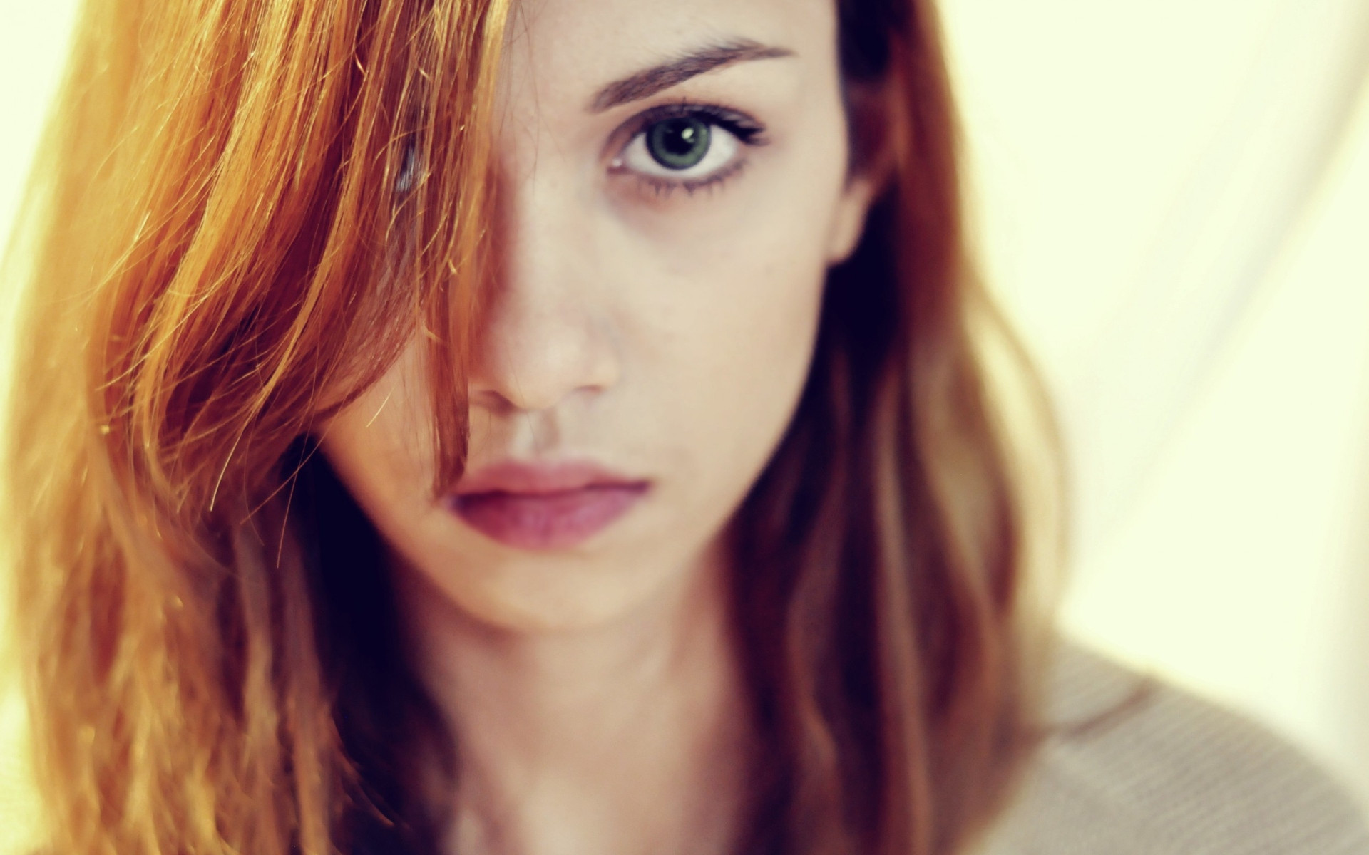 Gorgeous Redhead Wallpaper - Girl Close Up Portrait - HD Wallpaper 