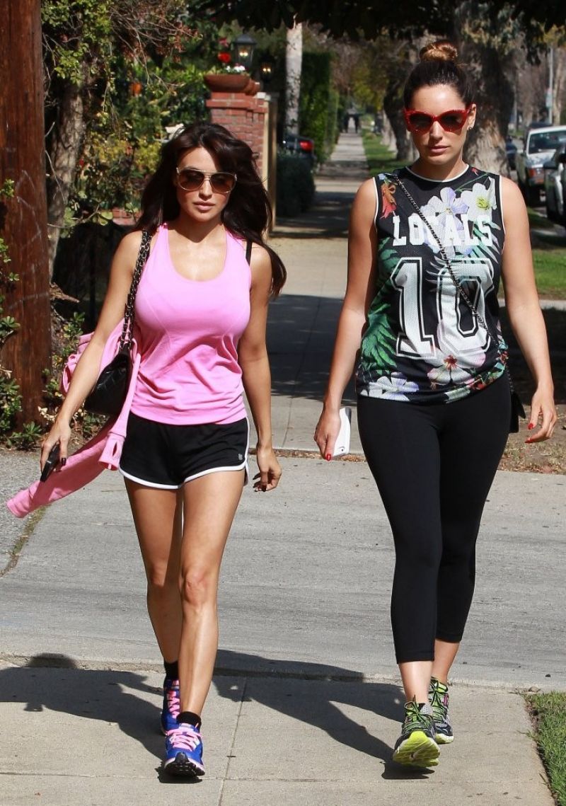 Kelly Brook And Her Friend - HD Wallpaper 