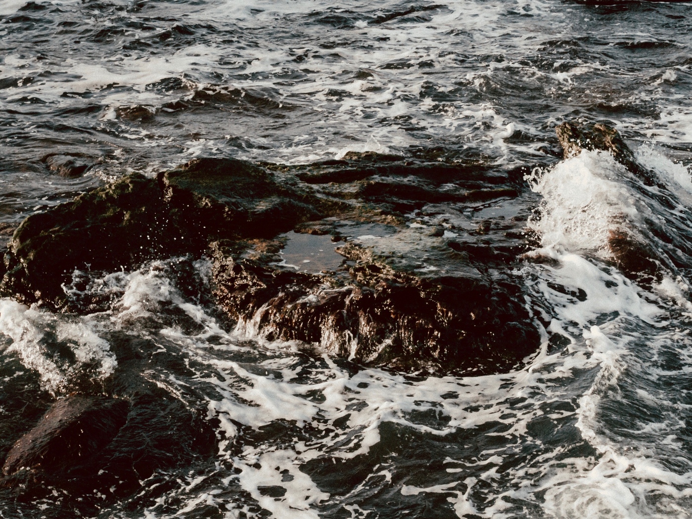 Wallpaper Waves, Stones, Foam, Water, Sea, Stormy - Wallpaper - HD Wallpaper 
