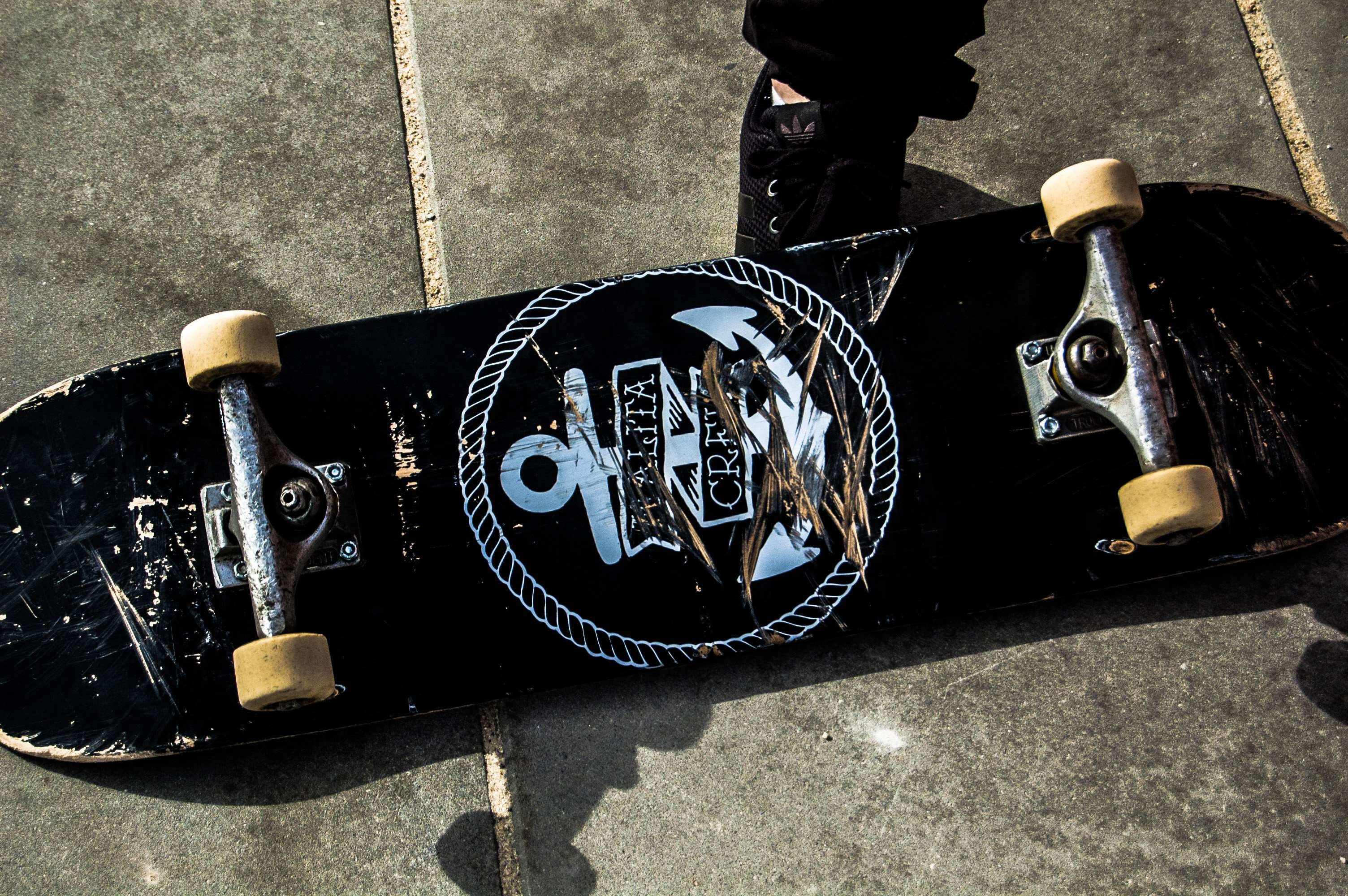 Black And White Board Bokeh Penny Skate 4k Wallpaper - Nome Skate Wallpaper 4k - HD Wallpaper 