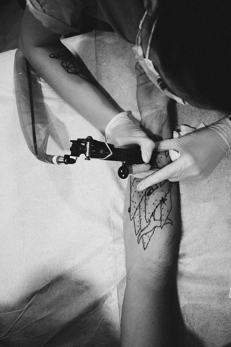 Man Holding Tattoo Machine And Tattooing Person Arm, - HD Wallpaper 