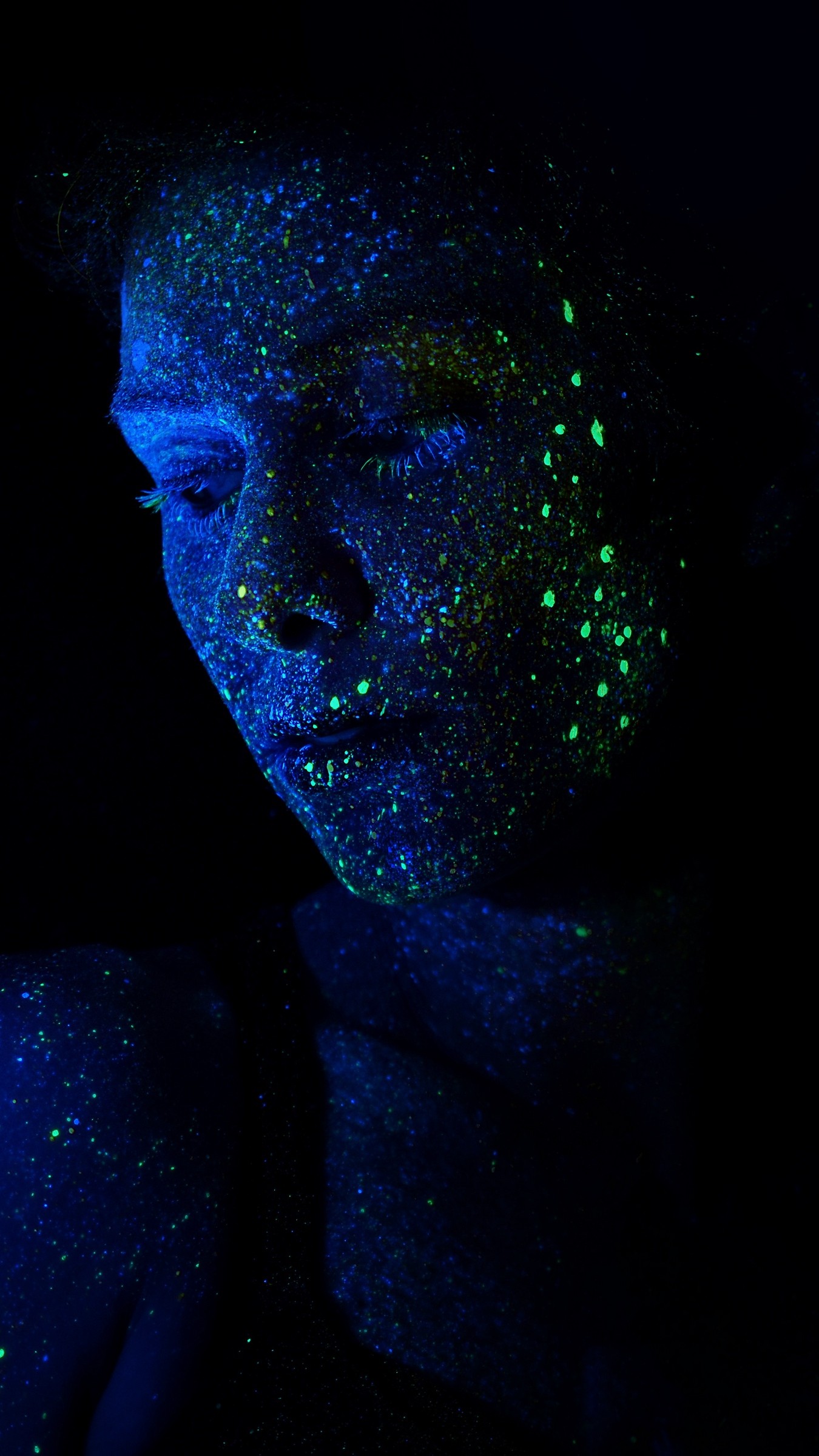 Face Sequins Makeup 127480 Than Shiny Wallpaper - Frau Auf Schwarzen Hintergrund - HD Wallpaper 