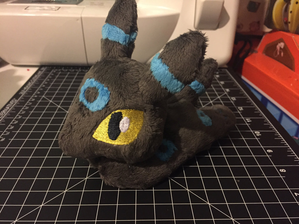 Shiny Umbreon Beanie - Electromagnetic Crane In Junkyard Gif - HD Wallpaper 