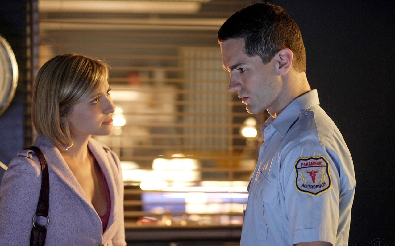 Davis Bloome Talking To Chloe Sullivan Wallpaper - Sam Witwer - HD Wallpaper 