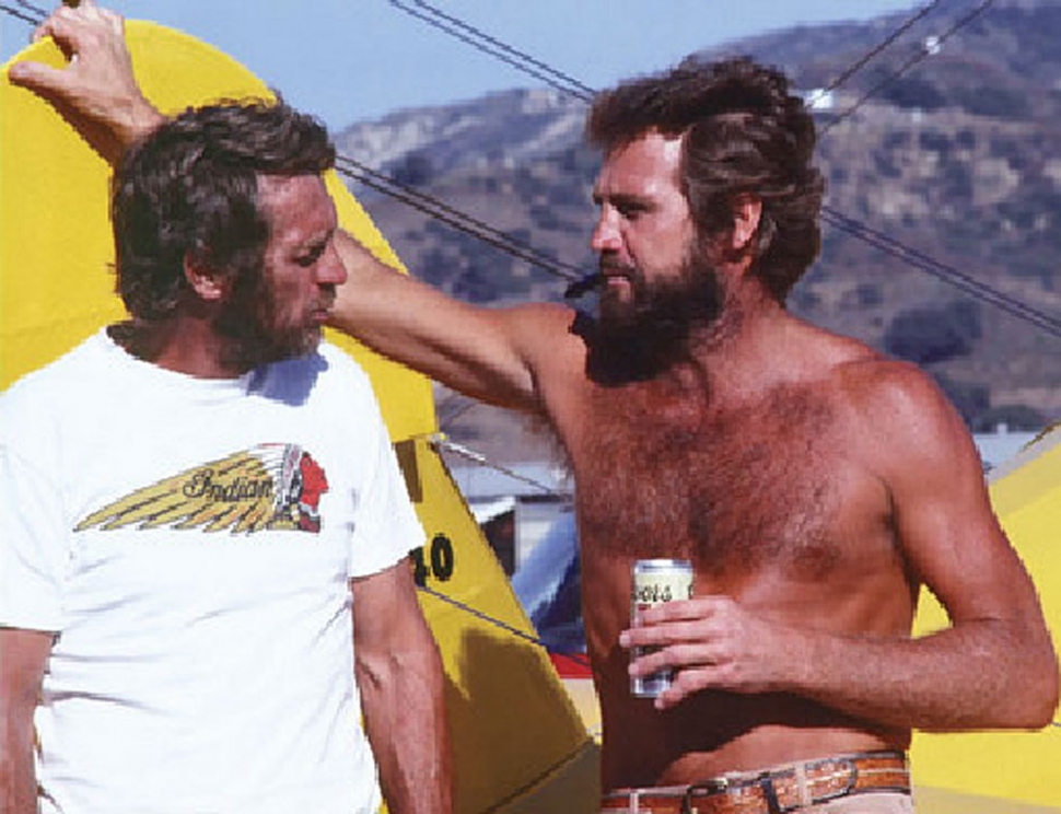 Steve Mcqueen And Actor Lee Majors Share A Beer At - Steve Mcqueen Lee Majors - HD Wallpaper 