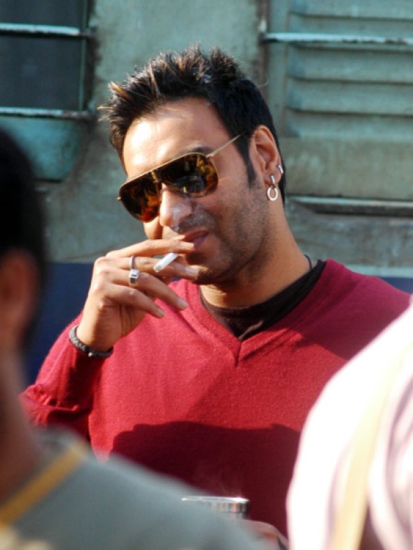 Latest Hd 2016 Hd Ajay Devgn Picturesimages And Wallpapers - Ajay Devgan With Cigarette - HD Wallpaper 