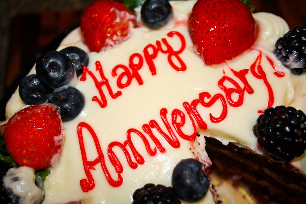 Beautiful Anniversary Wallpaper - Happy Anniversary Fruit Cake - HD Wallpaper 