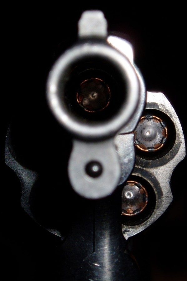 Aim Gun Barrel Wallpaper Iphone - Gun Wallpaper For Iphone - HD Wallpaper 