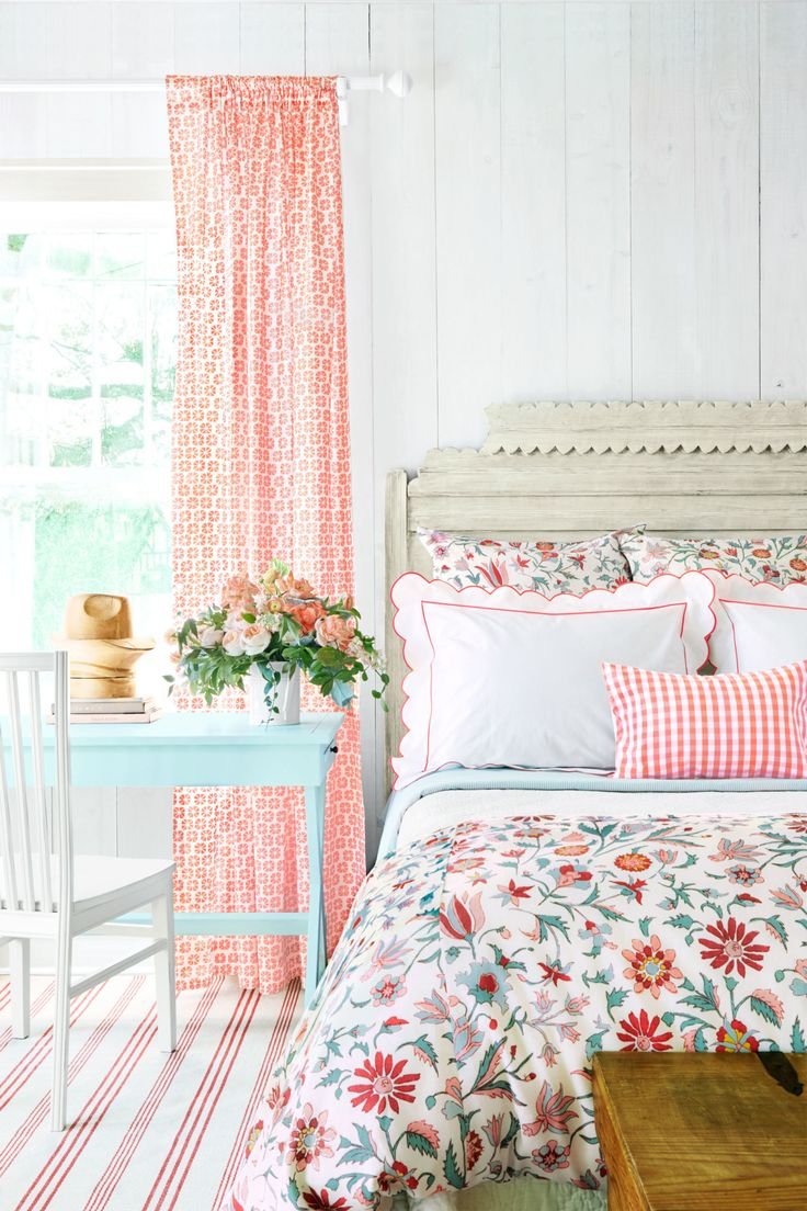 Floral Rug Striped Curtains - HD Wallpaper 
