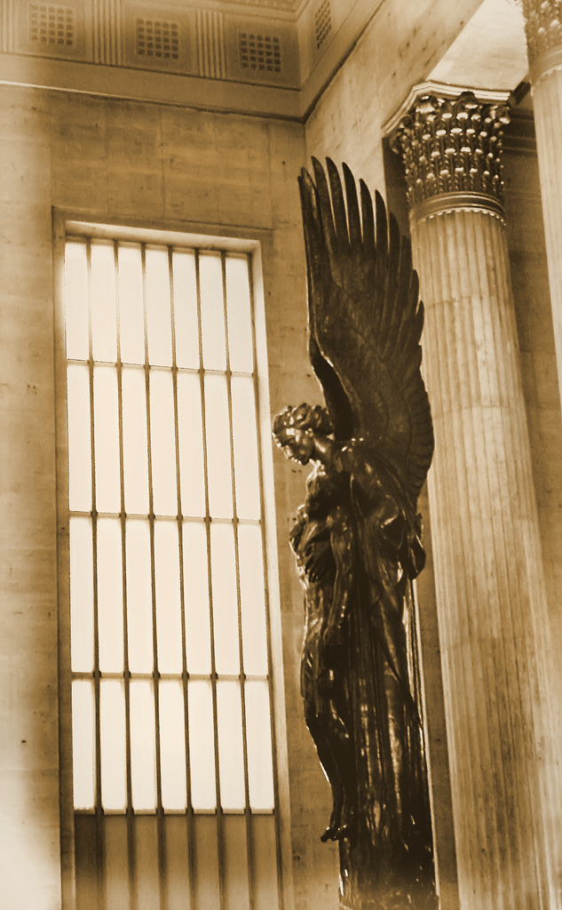 Angel-30thststation - Statue In Philadelphia Train Station - HD Wallpaper 