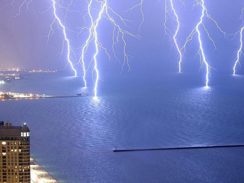 Unbelievable Off Beach Lightning Spectacular Wallpaper - Amazing Pics Taken At The Right Moment - HD Wallpaper 