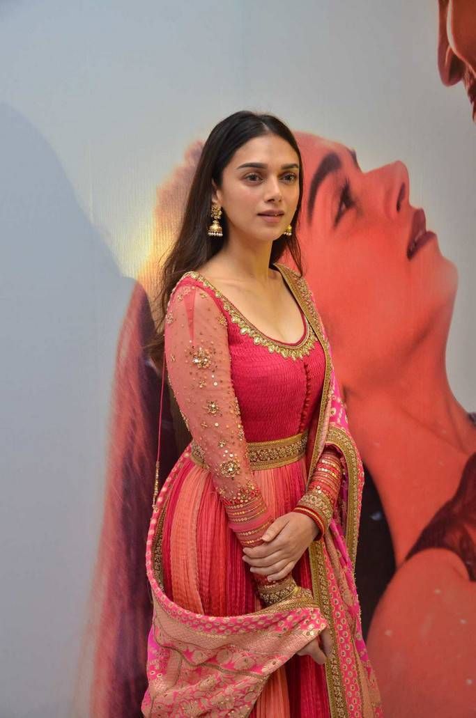 Aditi Rao In Kaatru Veliyidai - HD Wallpaper 