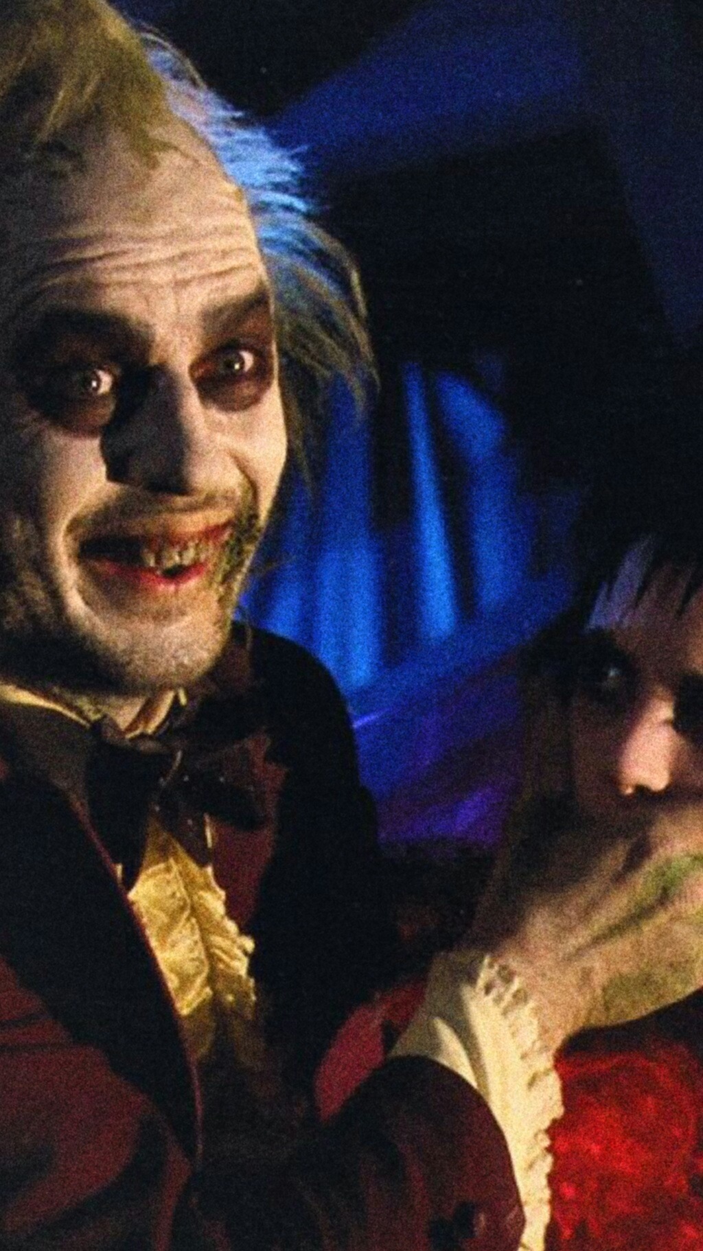 Halloween Week 5/
twitter @takesg - Winona Ryder Michael Keaton Beetlejuice - HD Wallpaper 