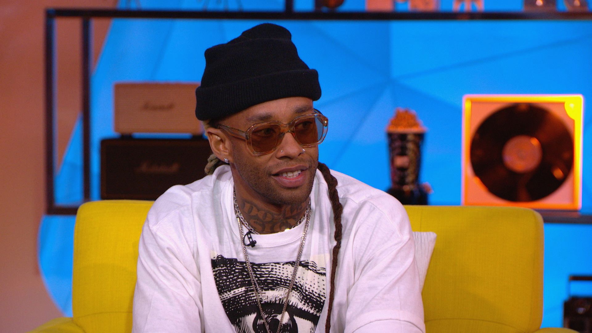 Sitting - HD Wallpaper 