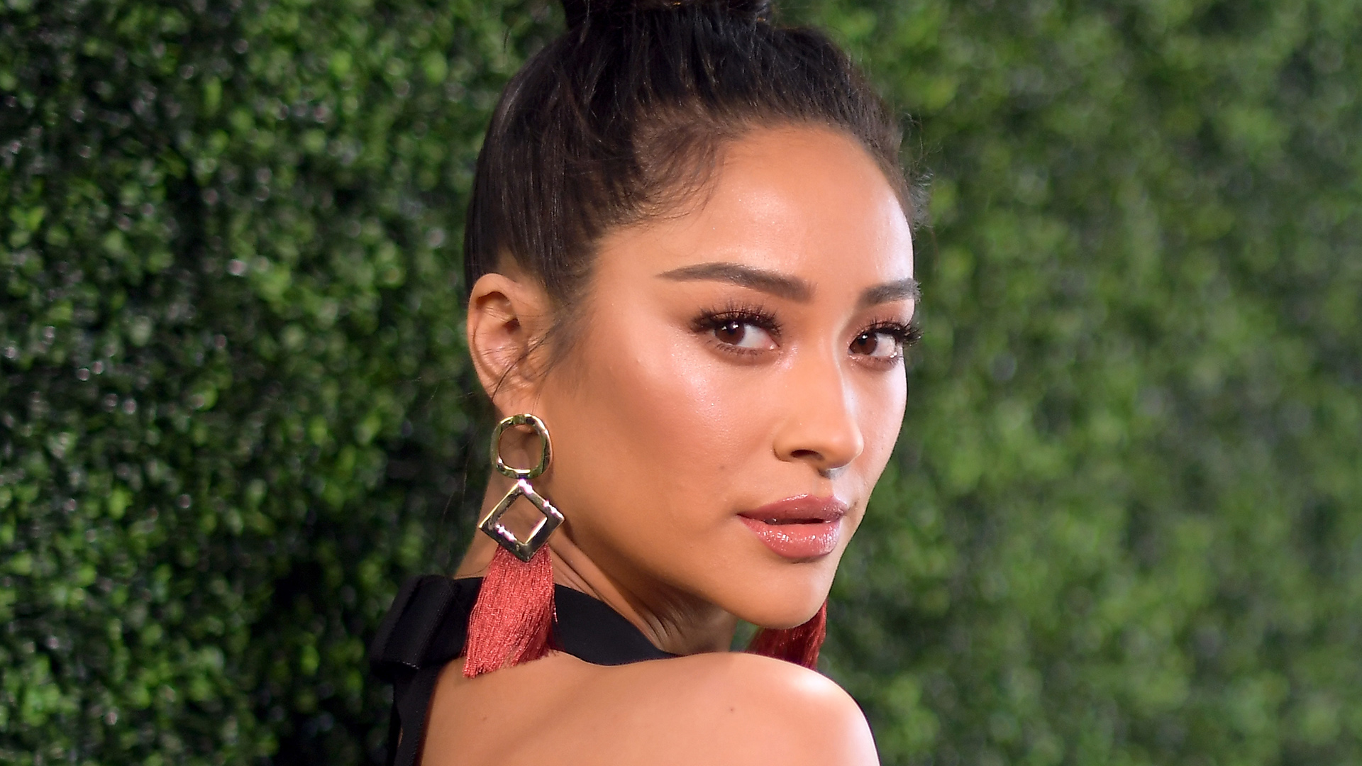 Shay Mitchell - Natural Look False Lashes - HD Wallpaper 