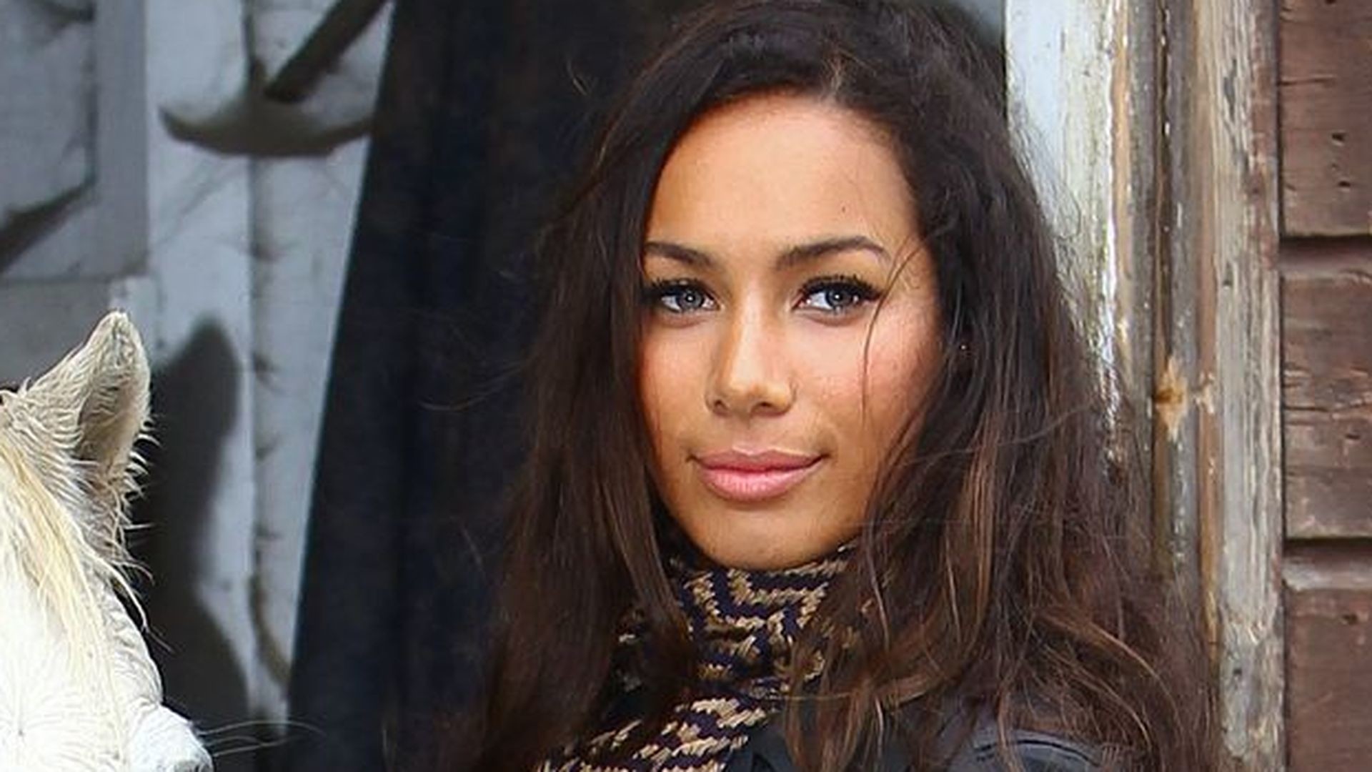 Leona Lewis Auf Kaninchen Kuschelkurs - HD Wallpaper 