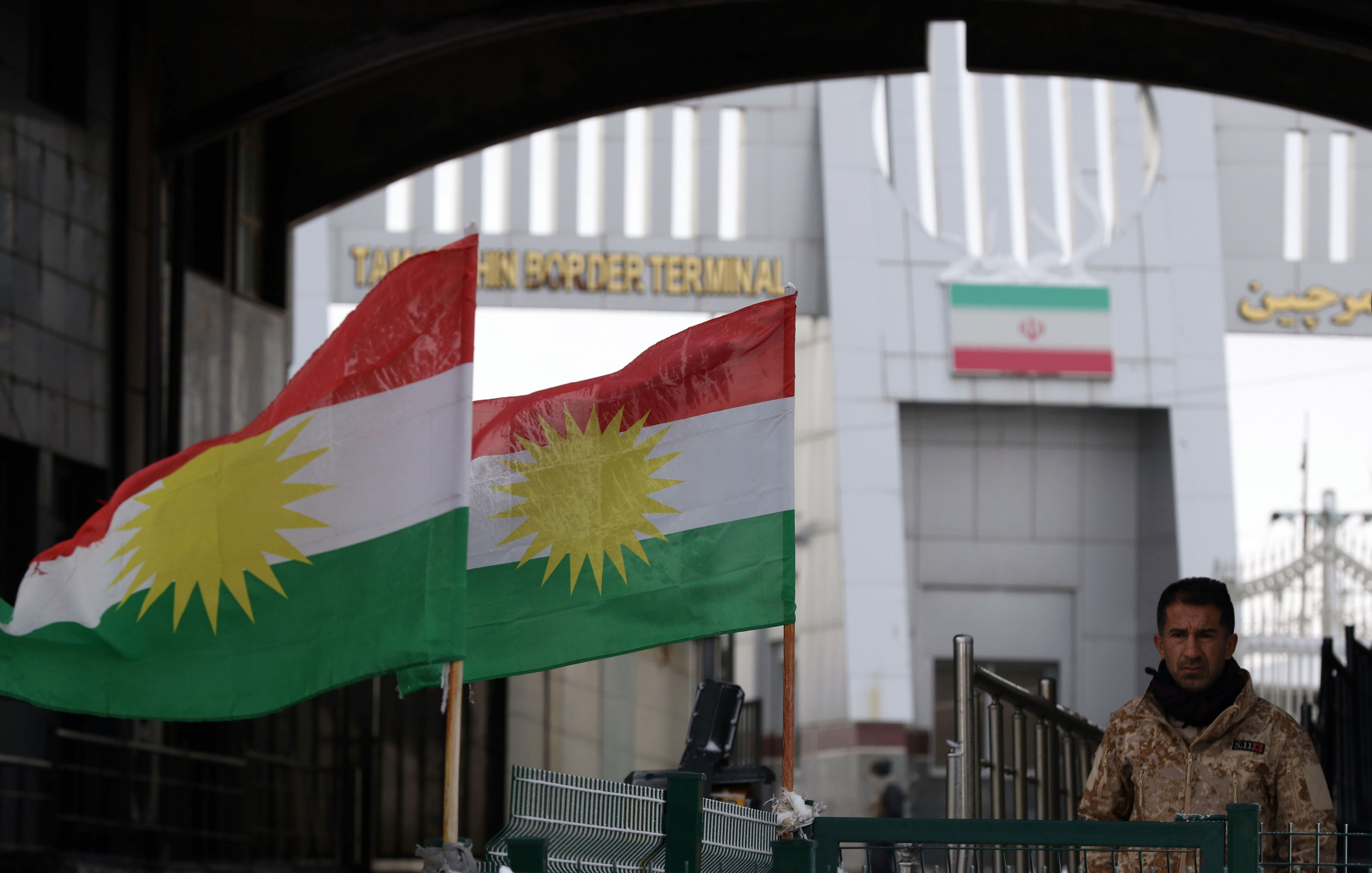 Iraq Kurd Iran Border Crossing Flags - Iran Kurdistan Border - HD Wallpaper 
