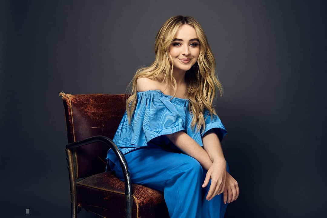 Sabrina Carpenter - Sitting - HD Wallpaper 