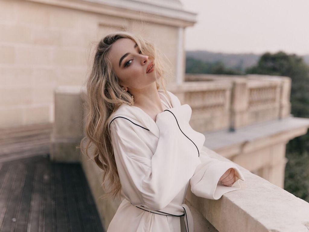 Sabrina Carpenter Tall Girl - HD Wallpaper 