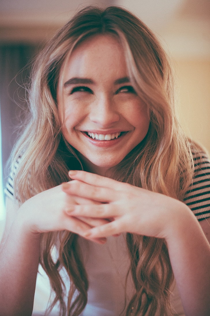 Sabrina Carpenter, Smiling, Happiness, Hair, Long Hair, - Sabrina Carpenter Smiling - HD Wallpaper 