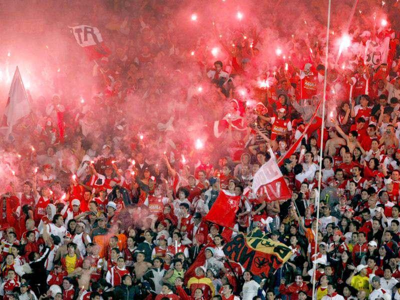 Independiente Santa Fe Fans Celebrate After Their Team - Crowd - HD Wallpaper 