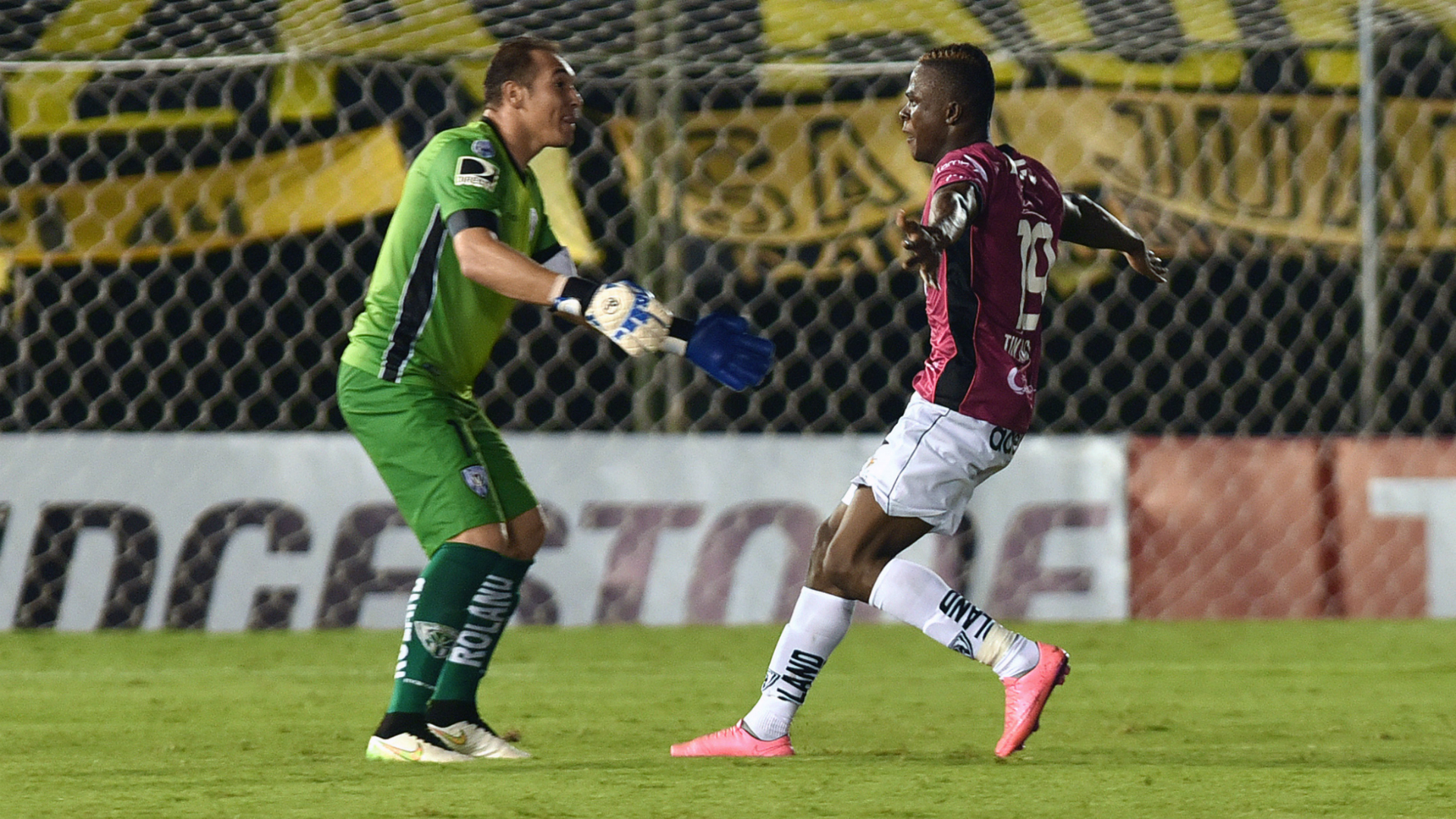 Kick Up A Soccer Ball - HD Wallpaper 