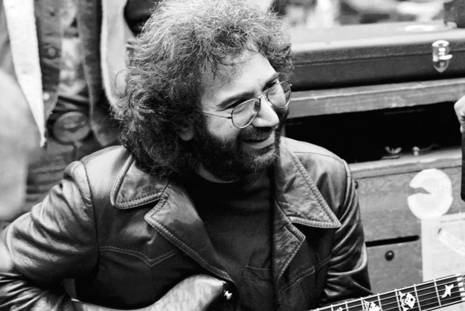 Jerry Garcia Playing Wolf Guitar - HD Wallpaper 