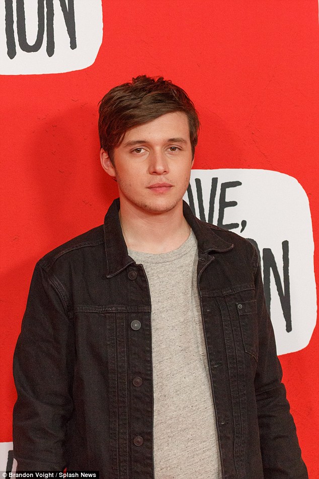 Casual Cool Nick, Who Starred In The 2015 Film Jurassic - Gentleman - HD Wallpaper 