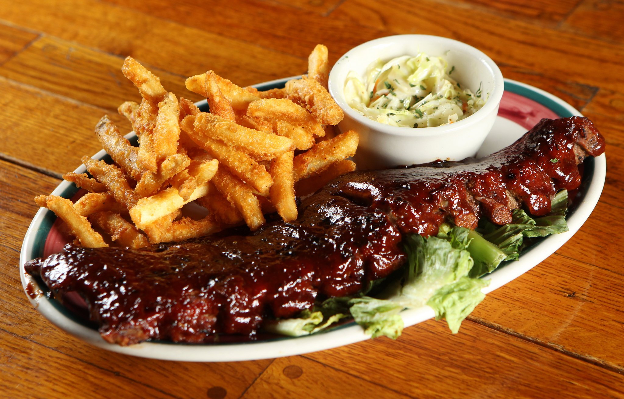 Carne Asada Patatas Con Guarnicion - Baby Back Ribs With Fries And Coleslaw - HD Wallpaper 