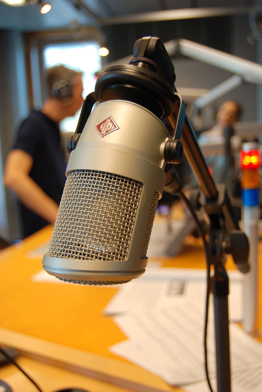 Gray Recording Microphone, On Air, Radio, Journalism, - Microphones Studio Radio Fm - HD Wallpaper 