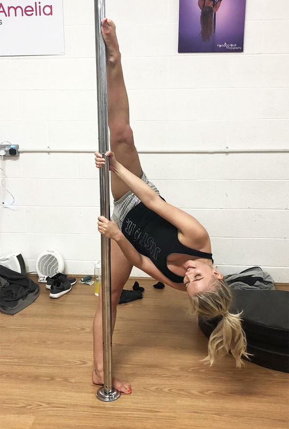 Lucy Fallon News - Lucy Fallon Pole Dance - HD Wallpaper 